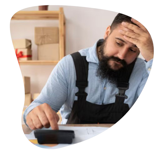 Homem preocupado olhando papéis