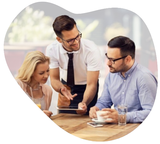 Garçom mostrando algo em tablet para casal em restaurante