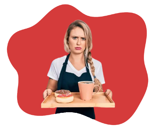 Funcionária segurando uma bandeja com expressão preocupada